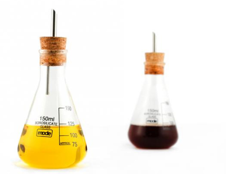 Laboratorní nádobky na olej a ocet od britské firmy Mode