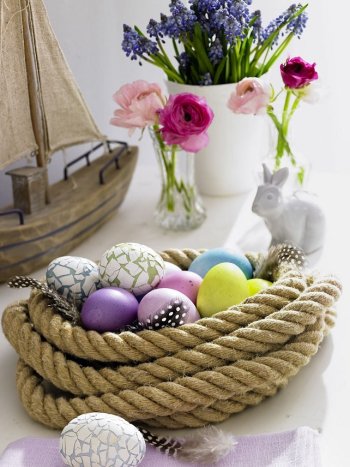 Velikonoční dekorace - stočené lano a namalovaná vajíčka