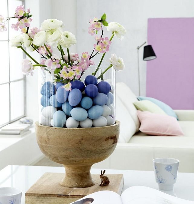Velikonoční dekorace - sklenice s modře nabarvenými vajíčky a proutky s květy
