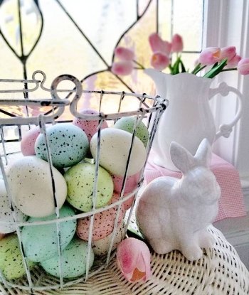 Velikonoční dekorace - drátěný košík s nabarvenými vajíčky