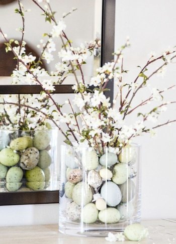 Velikonoční dekorace - sklenice s vajíčky a proutky