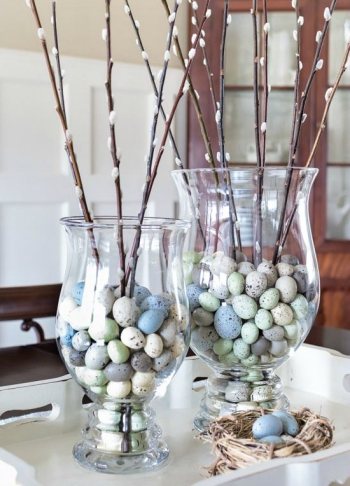 Velikonoční dekorace - sklenice s vajíčky a proutky s kočičkami