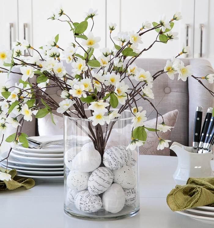 Velikonoční dekorace - sklenice s ozdobenými vajíčky a proutky s květy