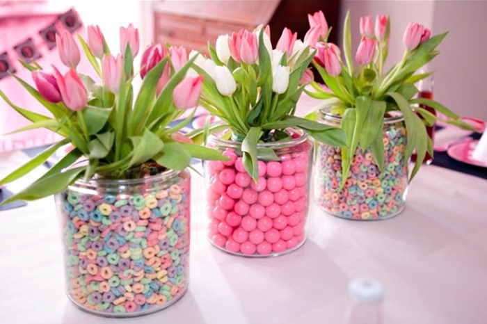 Velikonoční dekorace - sklenice plné dobrot a čerstvé nebo umělé květiny