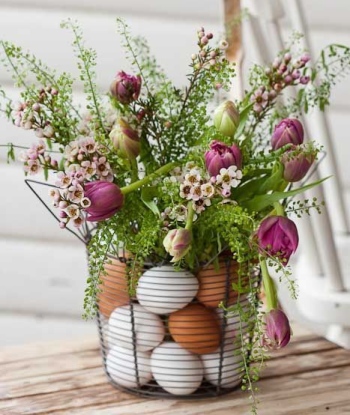 Velikonoční dekorace - drátěný košík s vajíčky a květy