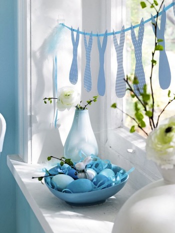 Velikonoční dekorace v modré - miska s namalovanými vajíčky a čerstvé větvičky