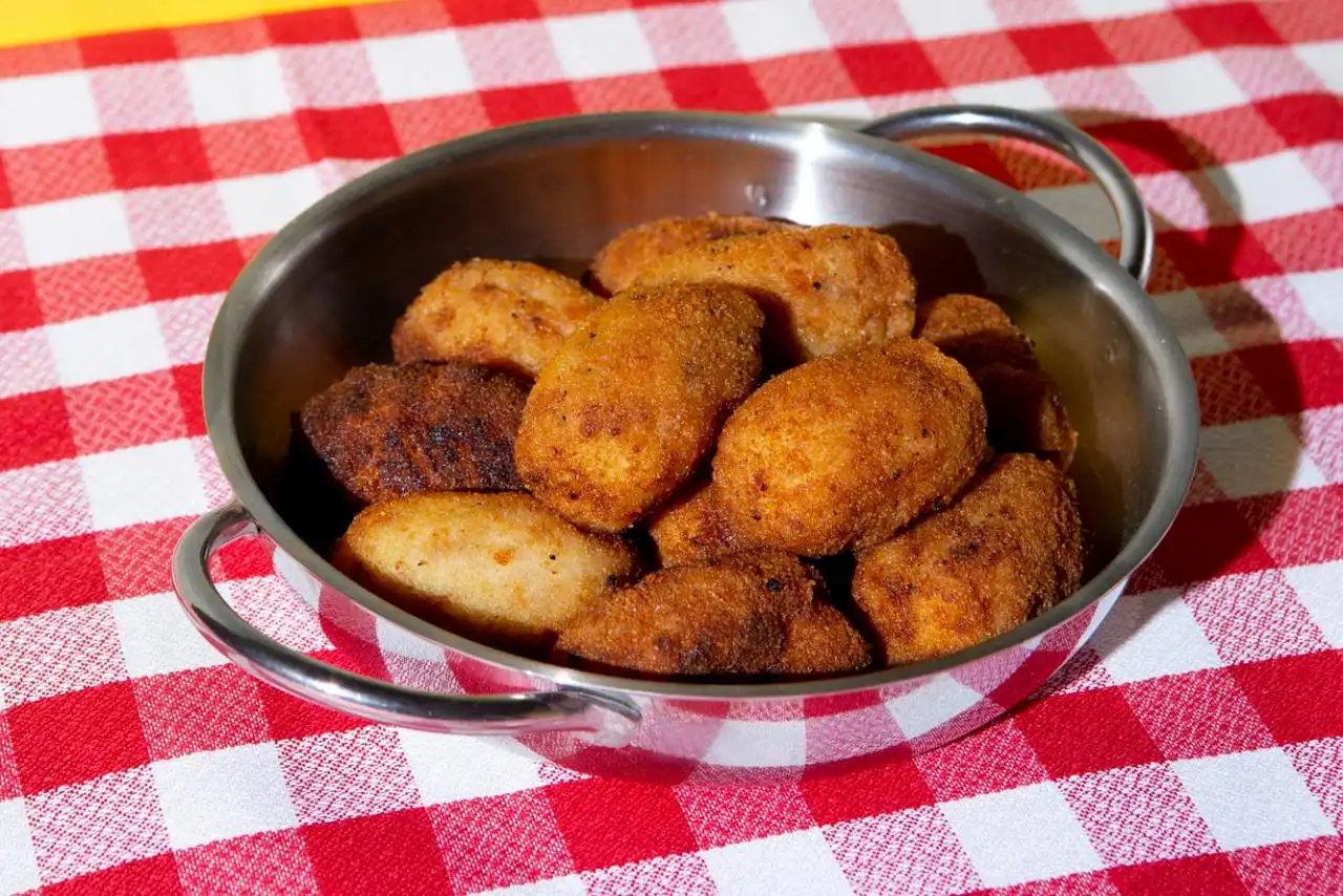 Pikantní bramborové krokety s protlakem a masem