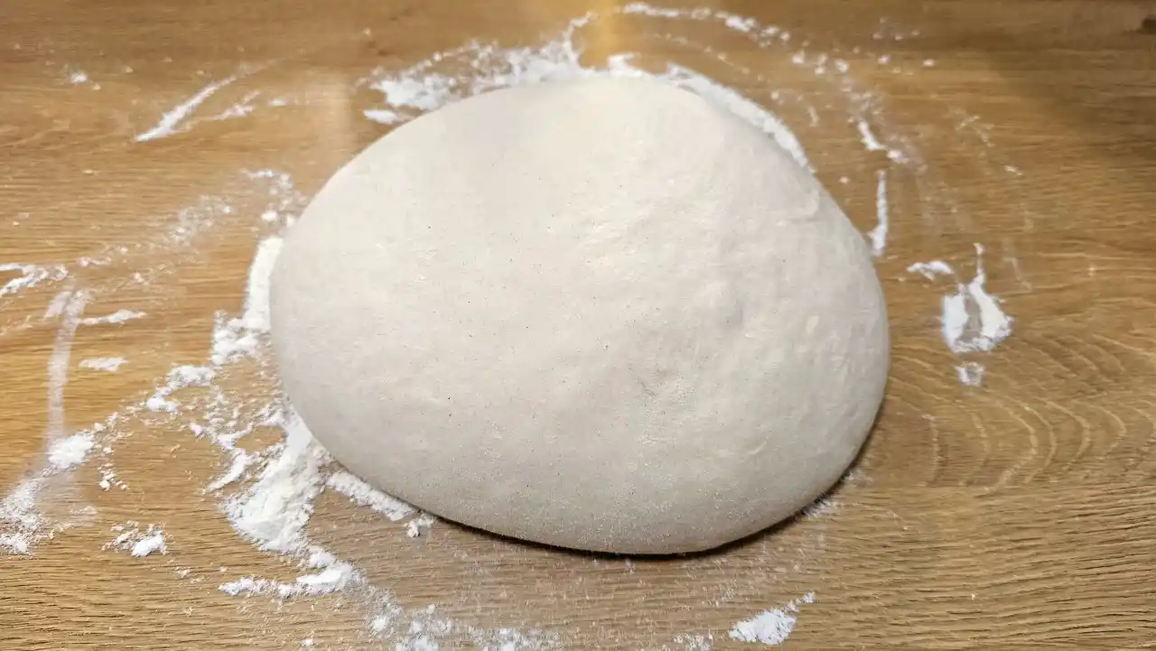 Z těsta uděláme bochánek, který bude dalších 24 hodin fermentovat v lednici. 