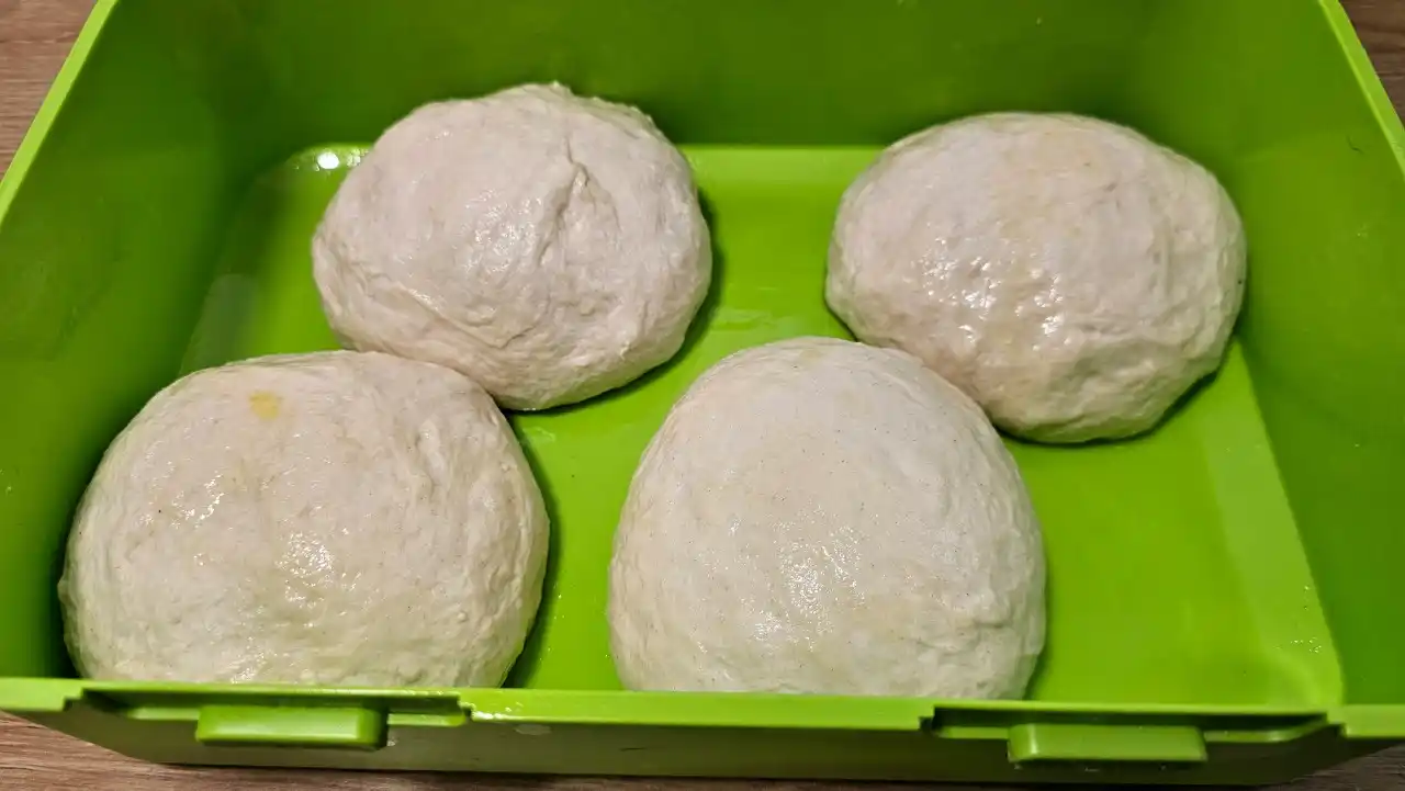 Z těsta vypracujeme bochánky na jednotlivé pizzy.