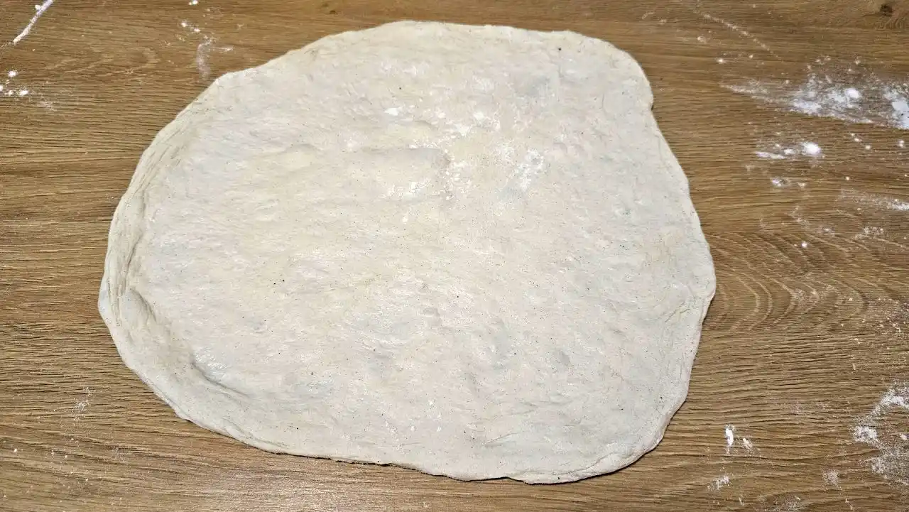 Z bochánku vytvoříme placku. 