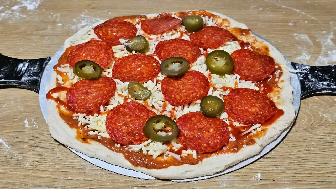 Pizzu si ozdobíme dle chuti, zde klasická varianta pizza picante.