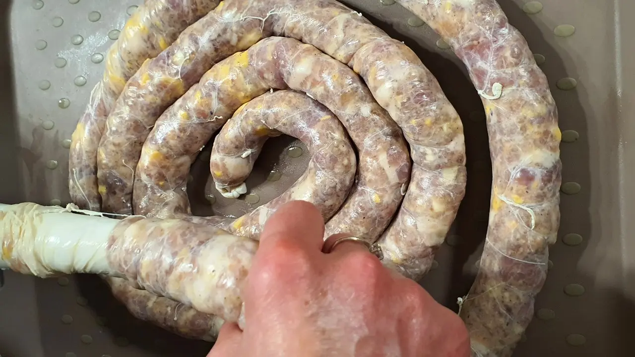 Plnění domácích vepřových klobás s čedarem