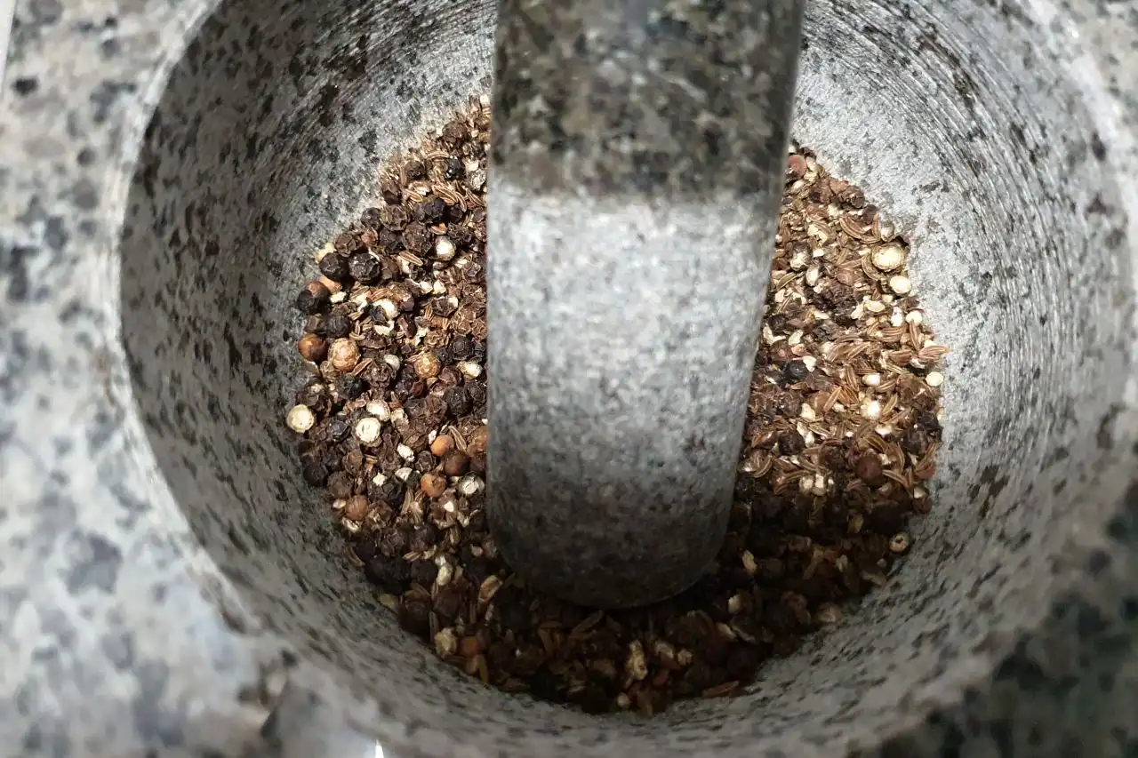 Drcení koření v hmoždíři