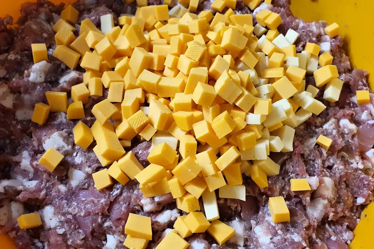 Maso na domácí vepřové klobásy s čedarem