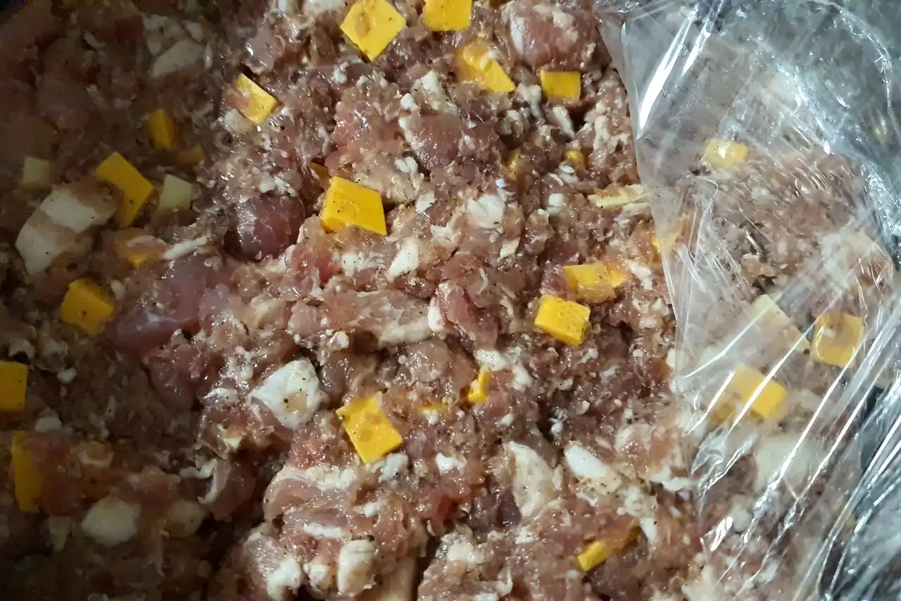 Směs na domácí vepřové klobásy s čedarem