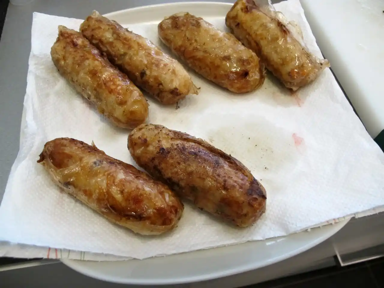 Smažené závitky zbavíme přebytečného oleje na papírové utěrce.