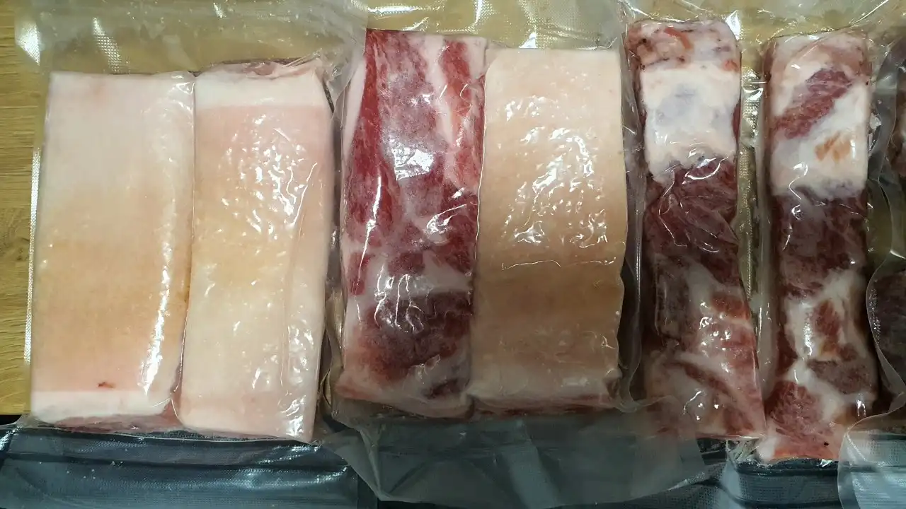 Bůček naložený na uzení do vakua