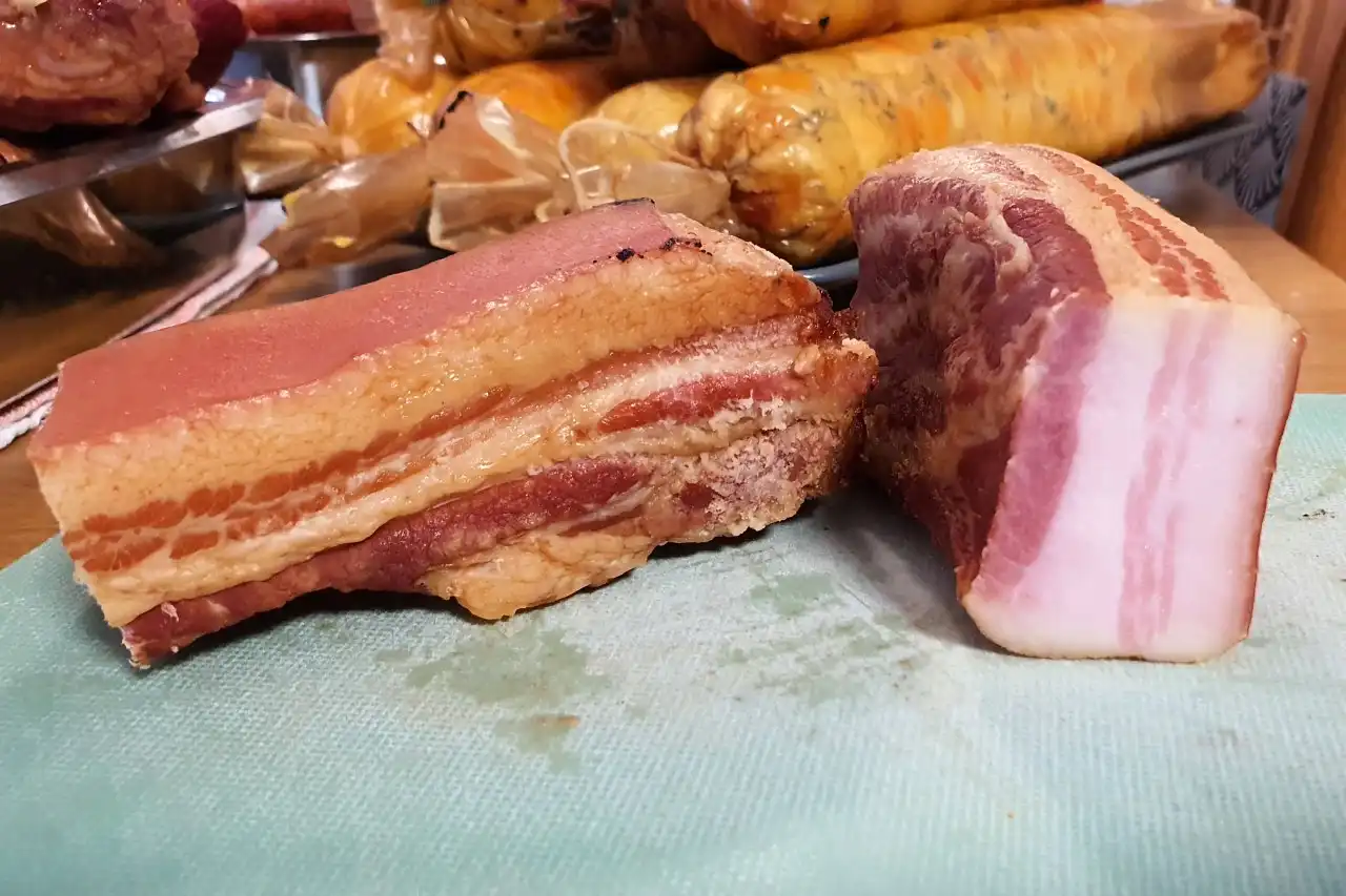 nakrojený bůček, vyuzený, naložený do vakua