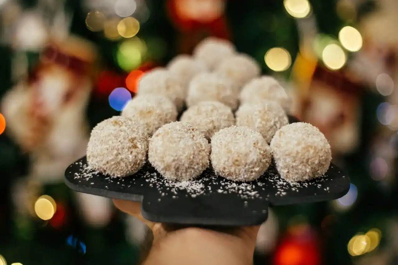 Vánoční cukroví - kokosové kuličky.