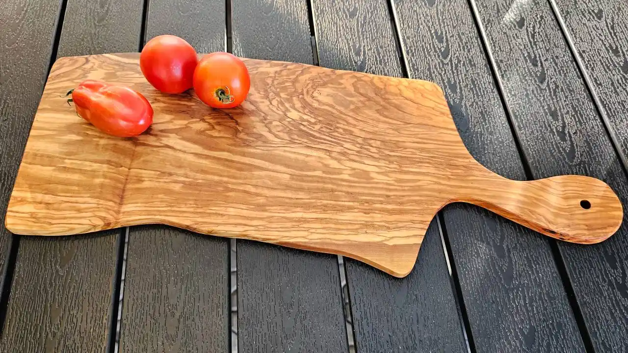 Dřevěné servírovací prkénko z olivového dřeva