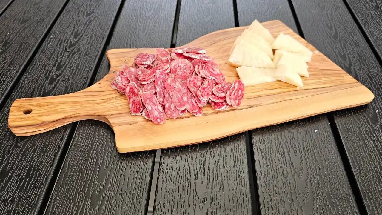 Dřevěné servírovací prkénko z olivového dřeva