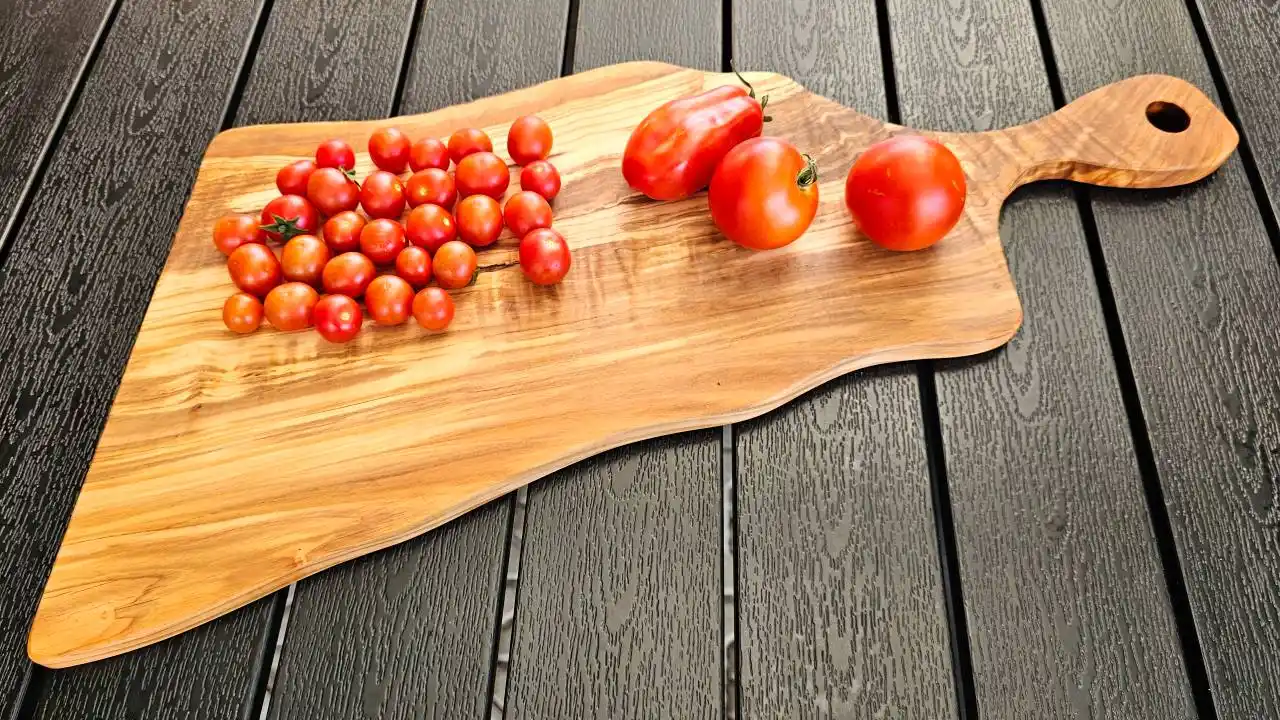 Dřevěné servírovací prkénko z olivového dřeva