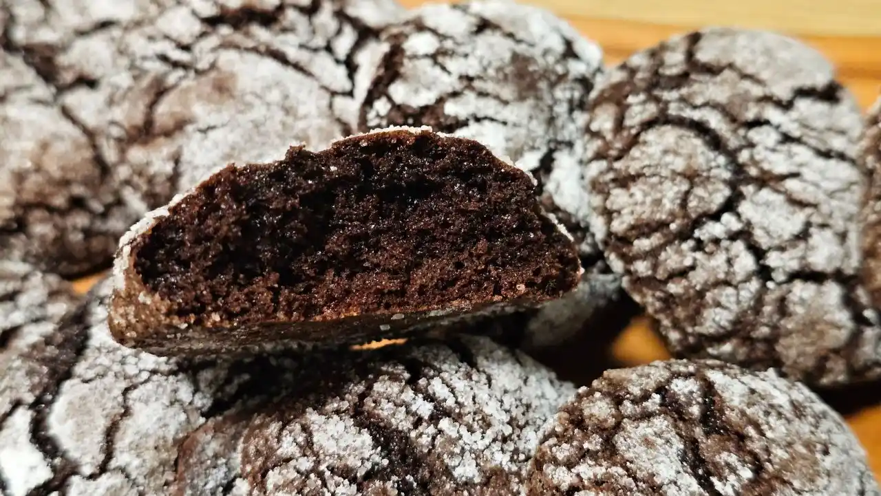 Čokoládové crinkles: na povrchu popraskané, uvnitř krásně měkké a vláčné