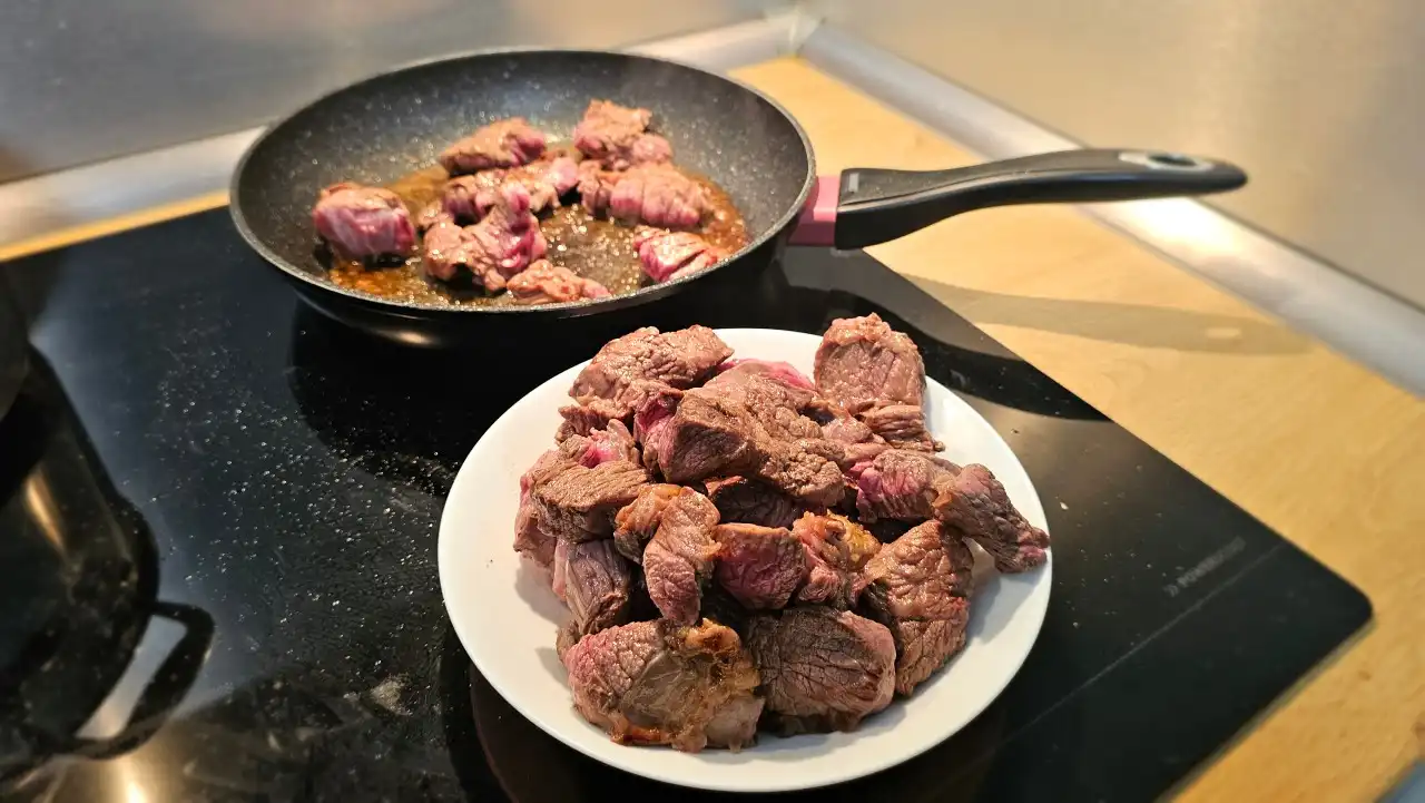 Tradiční hovězí hospodský guláš - restování masa