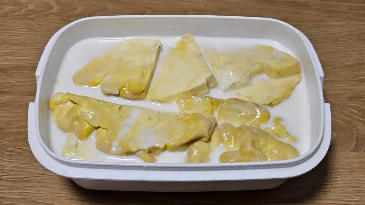 Plátky sírovce můžeme naložit do mléka.