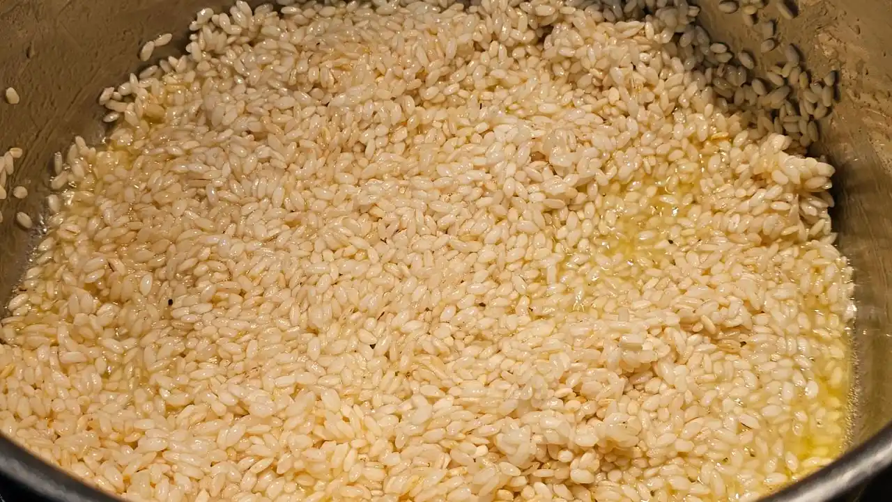 Rýži na rizoto krátce restujeme na másle a oleji, aby získala jemnější chuť a správnou krémovou konzistenci.