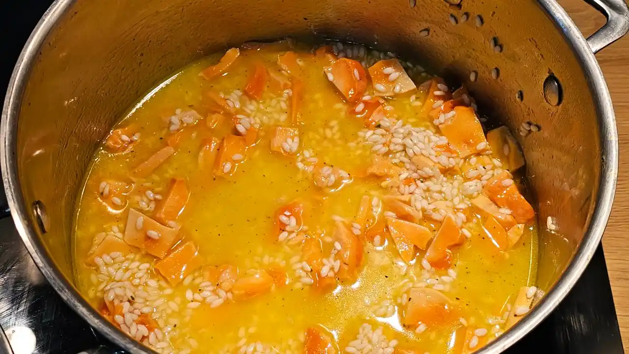 Postupné přilévání vývaru pomáhá vytvořit typickou krémovou konzistenci domácího rizota ze sírovce.