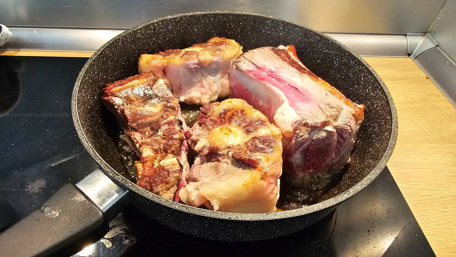 Kusy hovězího krku a oháňky nejprve důkladně opečeme na hovězím loji ze všech stran.