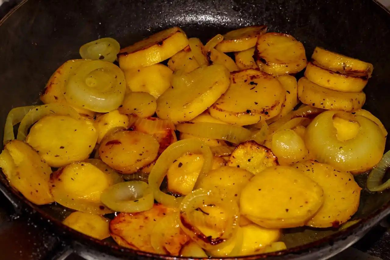 Lyonské brambory - smažení brambor