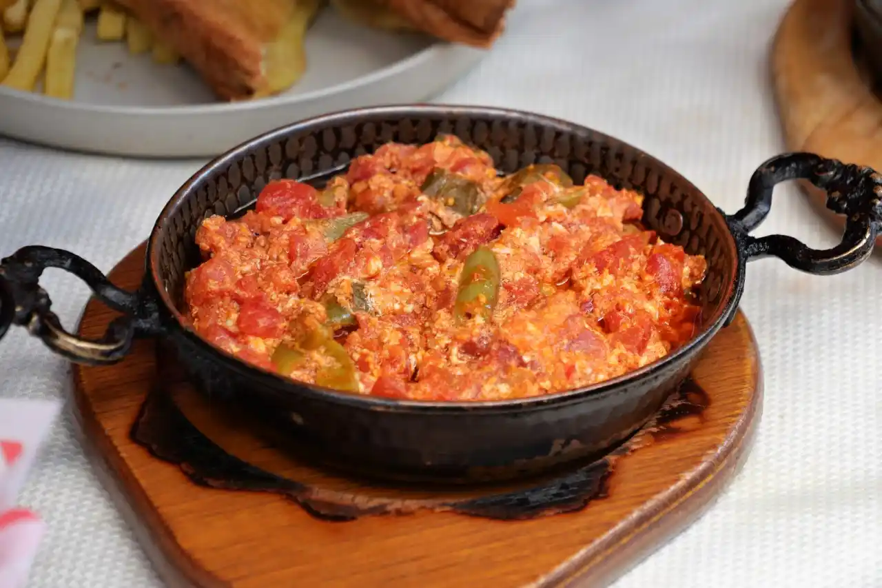 menemen turecký recept vejce s rajčaty a paprikou na pánvi