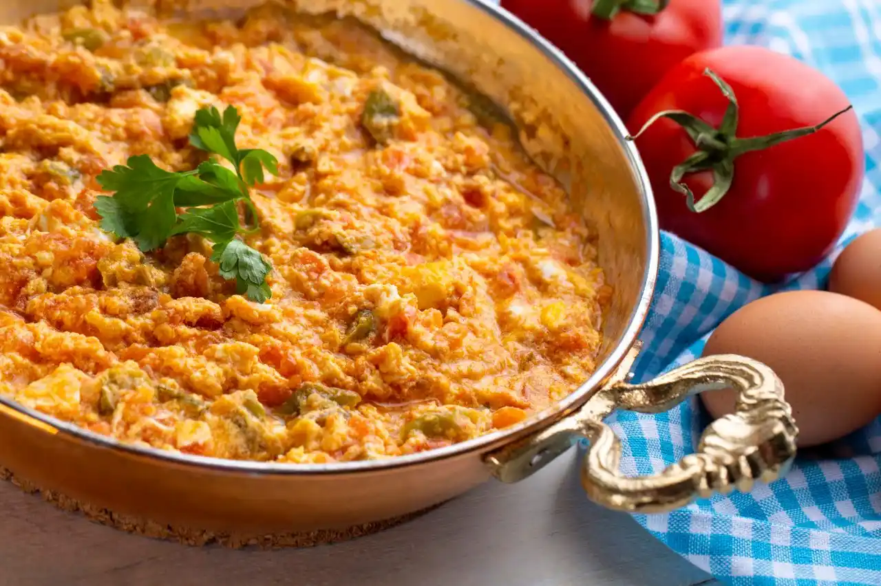 Menemen - tradiční tureký pokrm s vejci a zeleninou