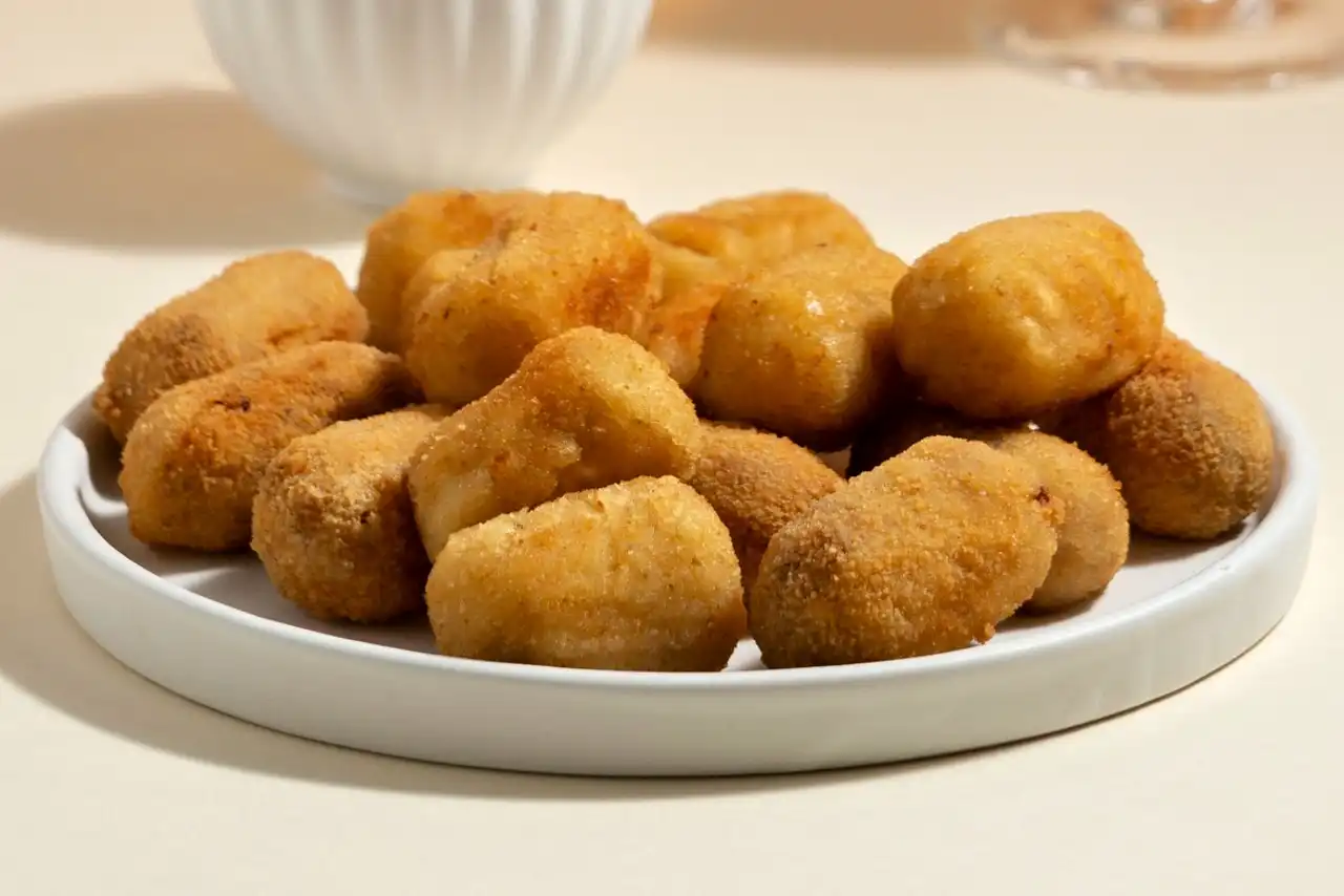 Plněné bramborové krokety se sýrem a uzeninou