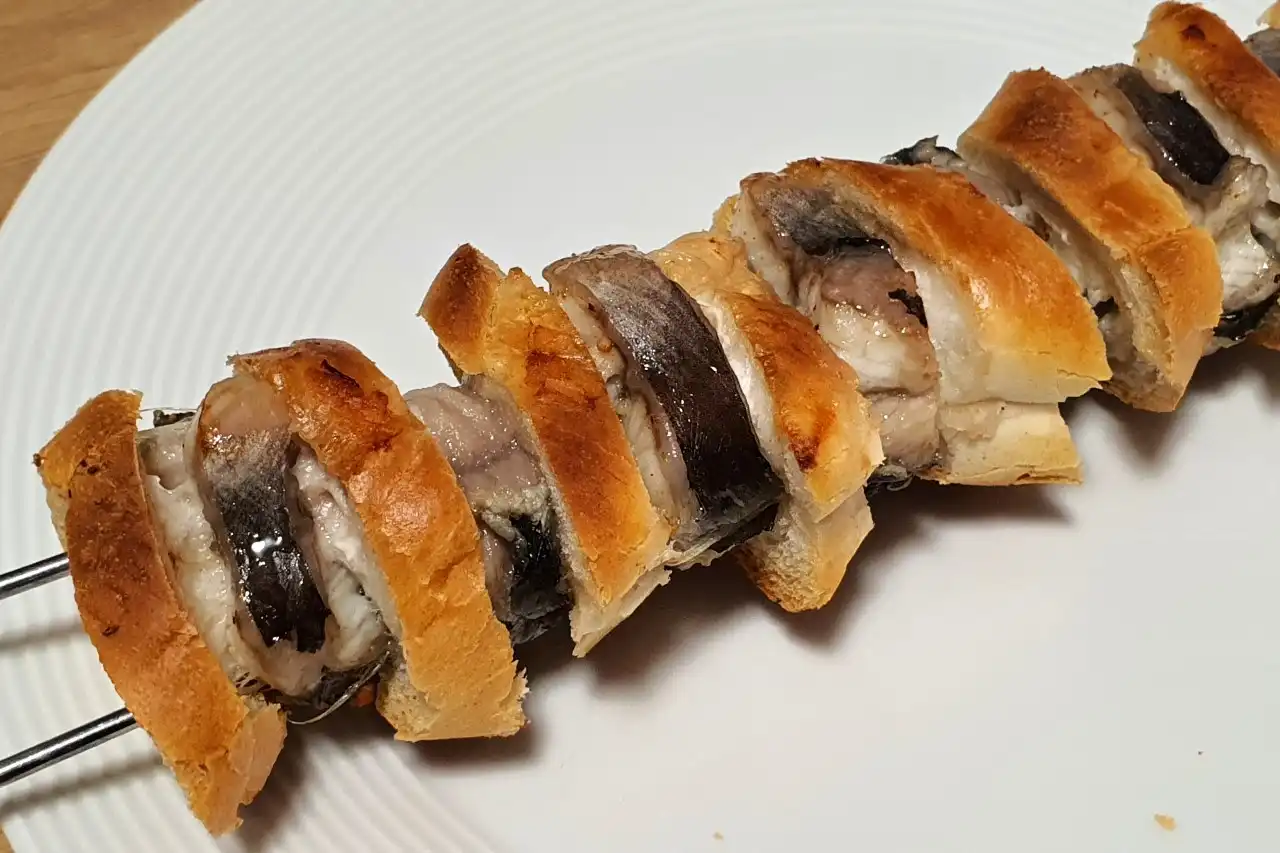 Špíz z úhoře a rohlíků