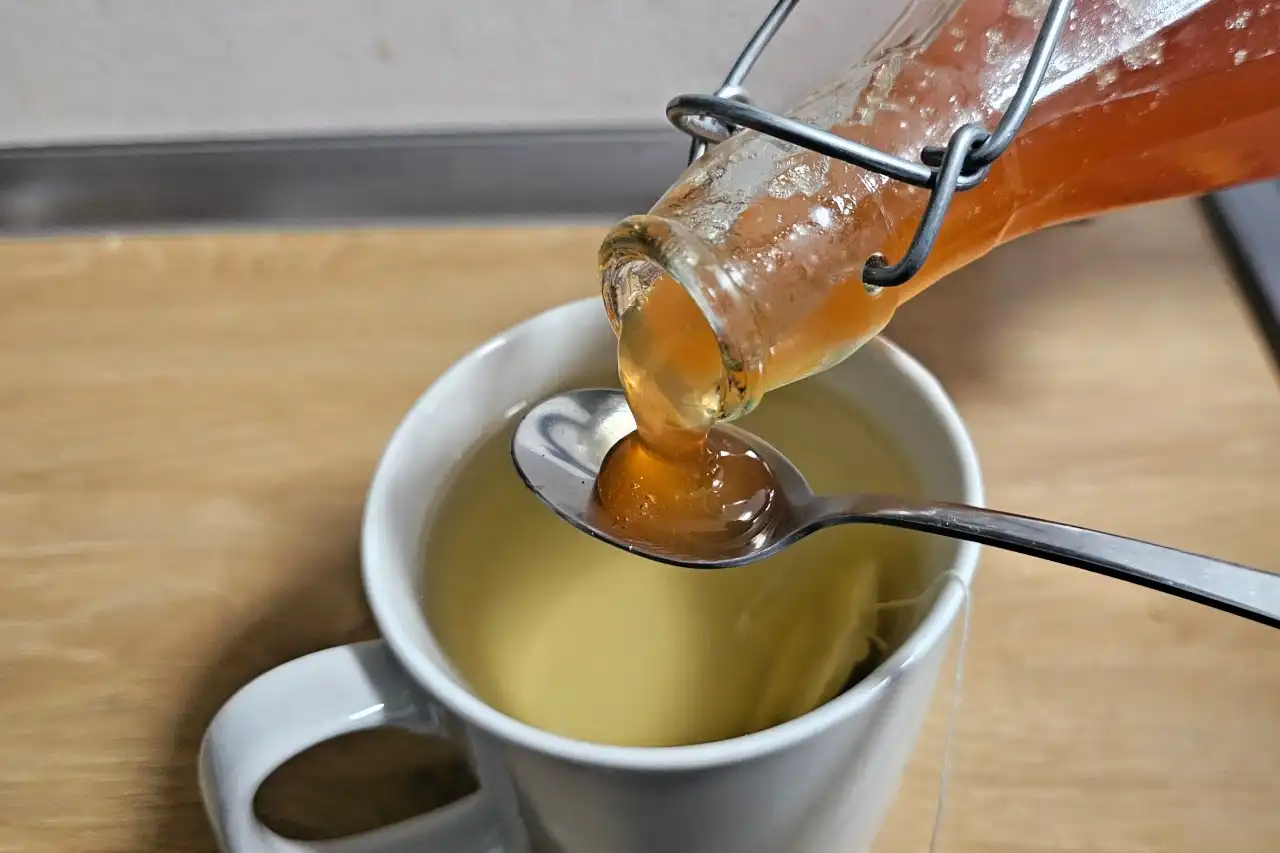 Šípkový sirup s medem a citronem je vitamínová bomba.
