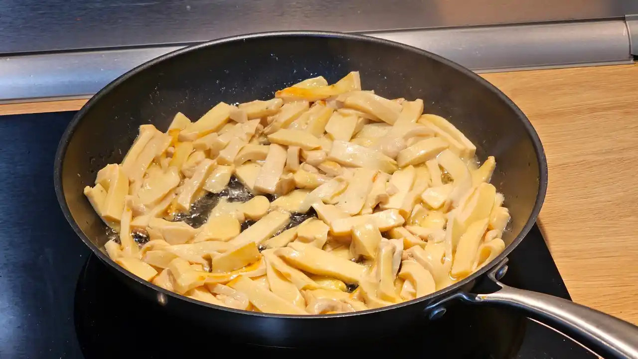 Mladý sírovec při restování změkne, ale zároveň si zachová pevnější strukturu podobnou masu.