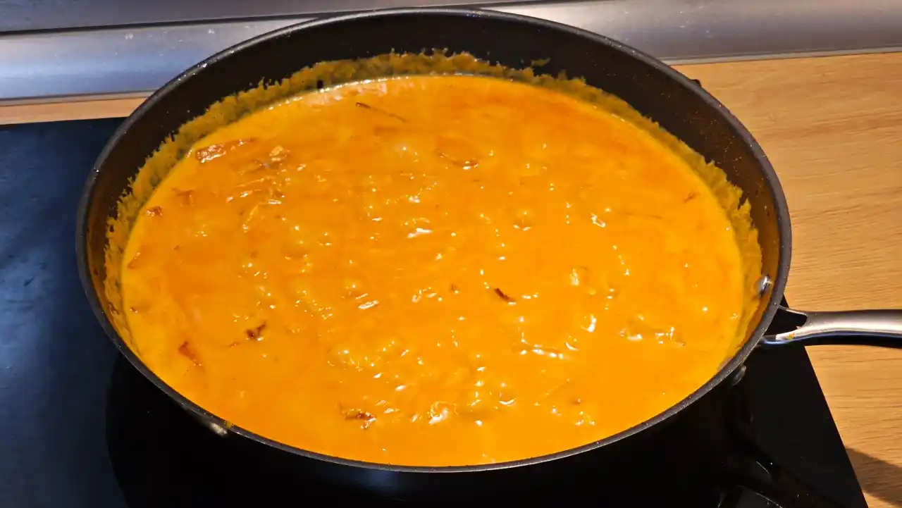 Kokosové mléko, rajčata a pasta gochujang vytvoří výraznou krémovou omáčku s lehce pikantní chutí.