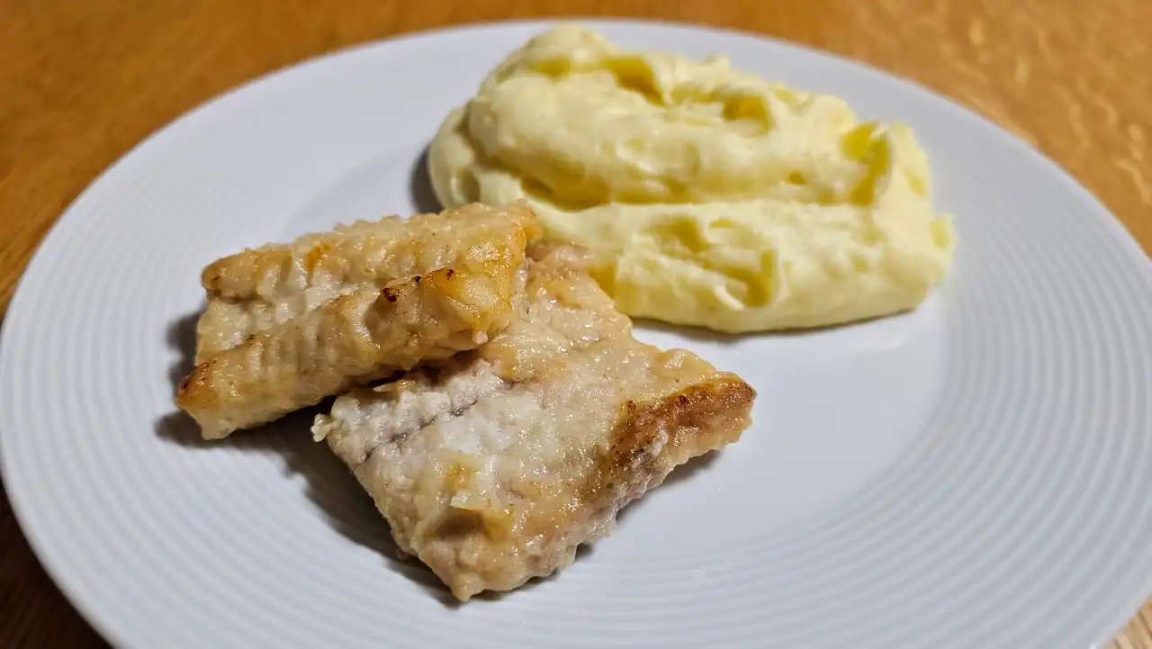 Úhoř na pivu - cibule pečená s pivem je celkem výrazná, proto někdo může preferovat servírování bez cibule. 