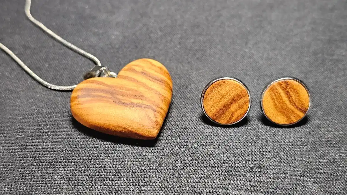 Přívěsek ve tvaru srdce a dřevěné olivové náušnice.