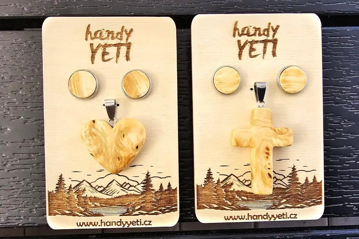 Šperky ze dřeva burlu jírovce.