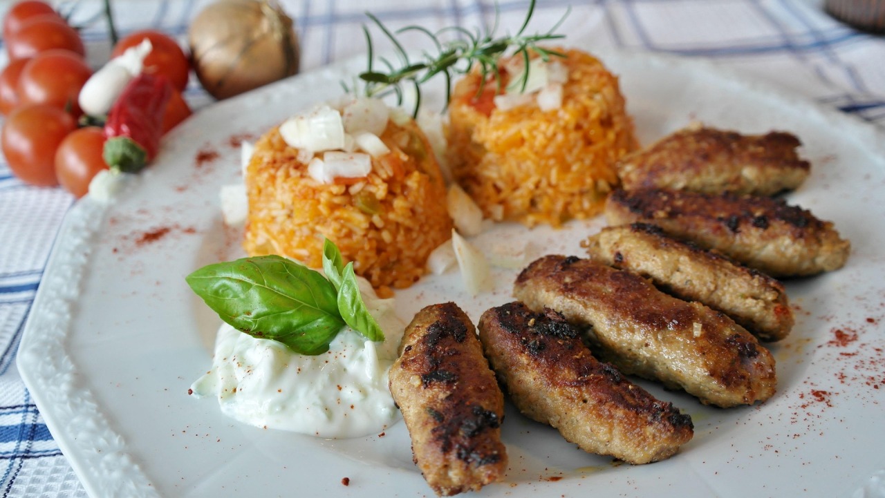 Kebabčeta, bulharský pokrm podobný čevabčiči. 