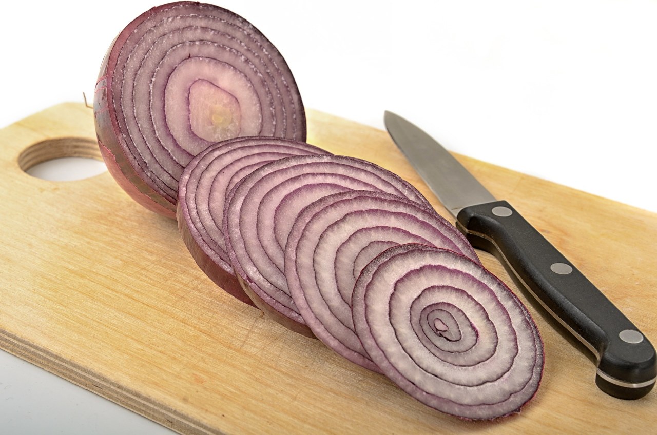 cibule v kuchyni - syrové červená cibule