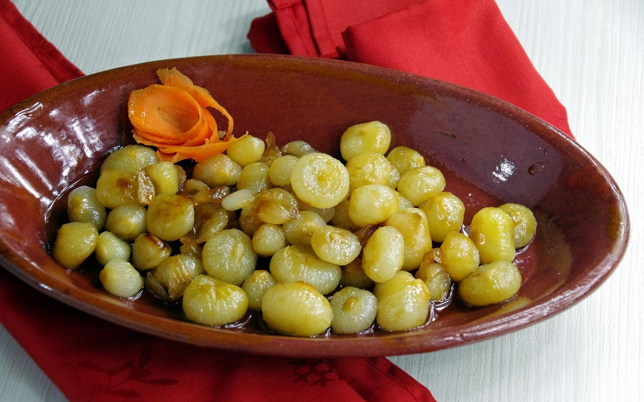 cibule v kuchyni - nakládané cibulky jsou vyhlášenou pochoutkou