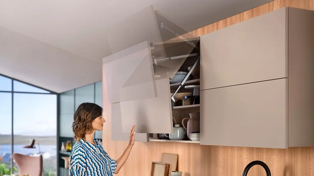 Blum - skládací výklop u horních skříněk v kuchyni