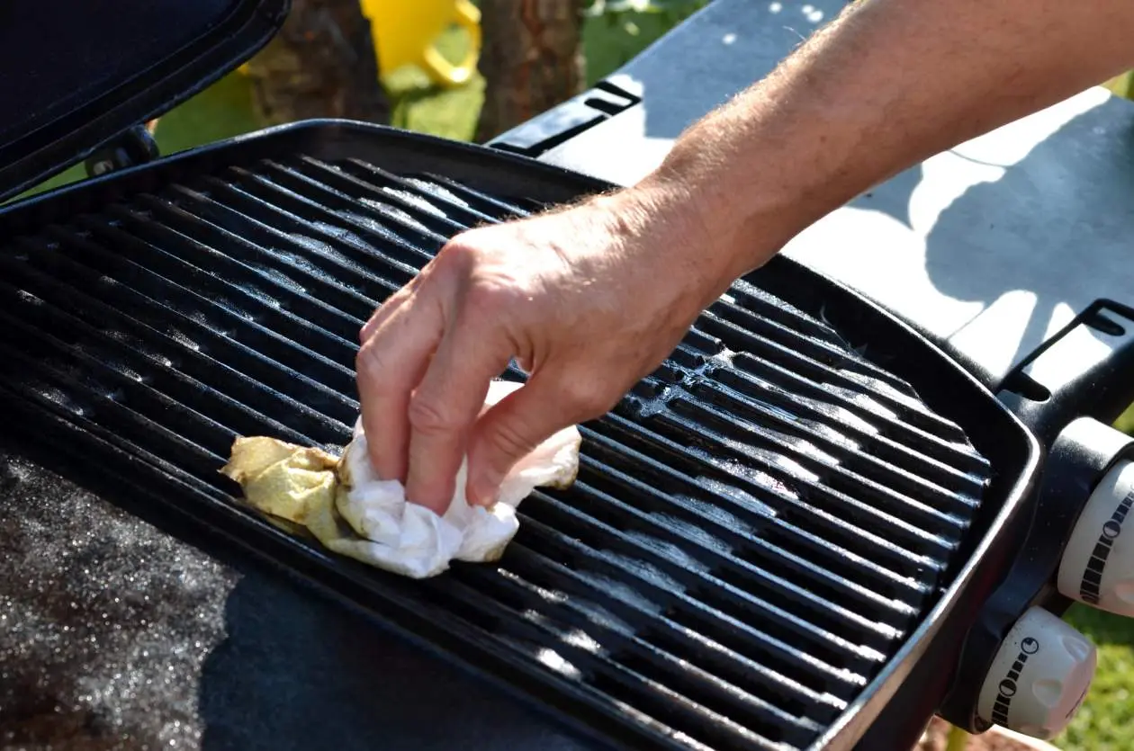 Čištění grilu hadříkem