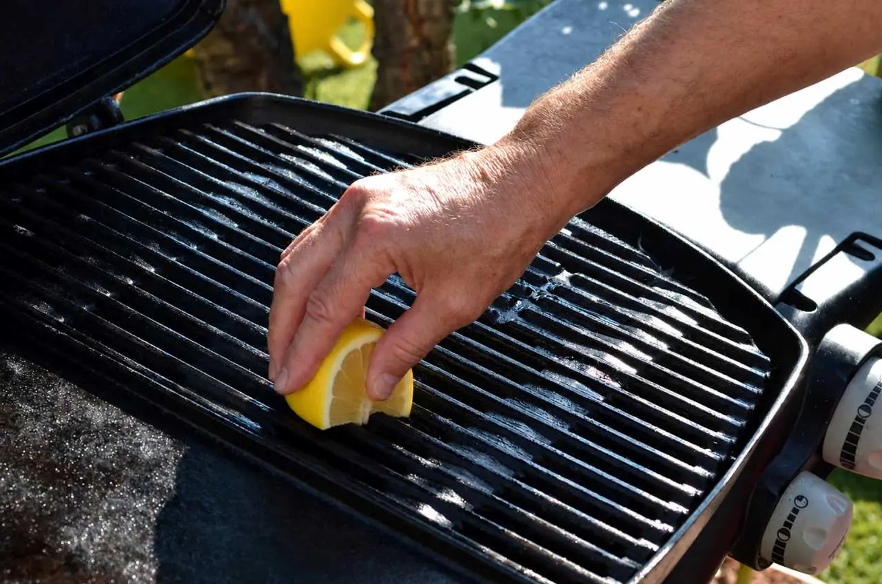 Čištění grilu hadříkem
