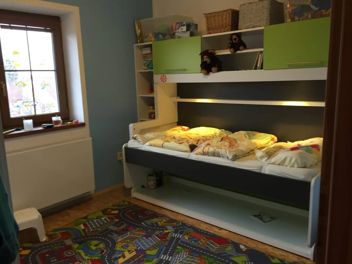 Postel a psací stůl dva v jednom